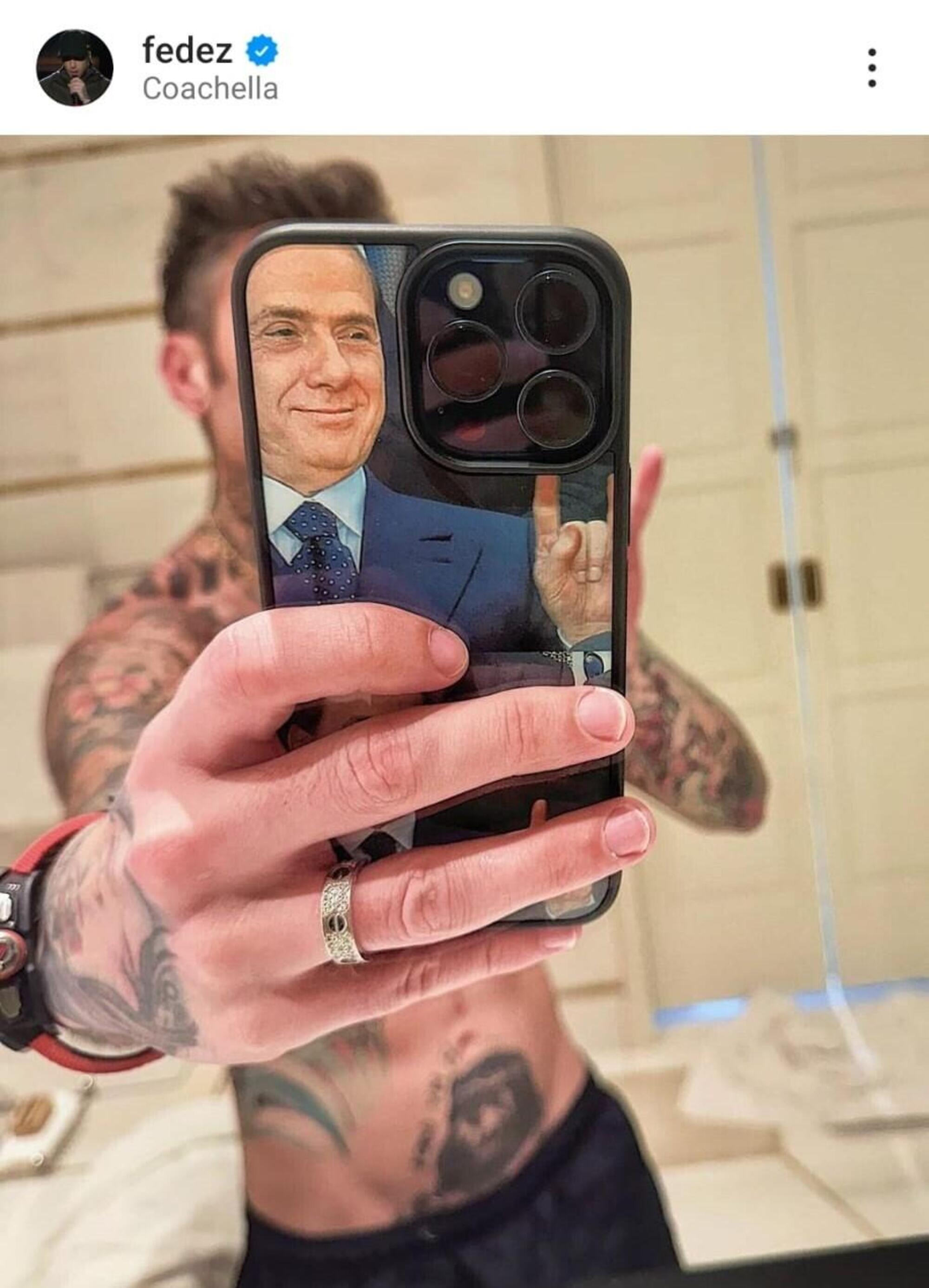 Fedez e la sua cover del telefono con Silvio Berlusconi