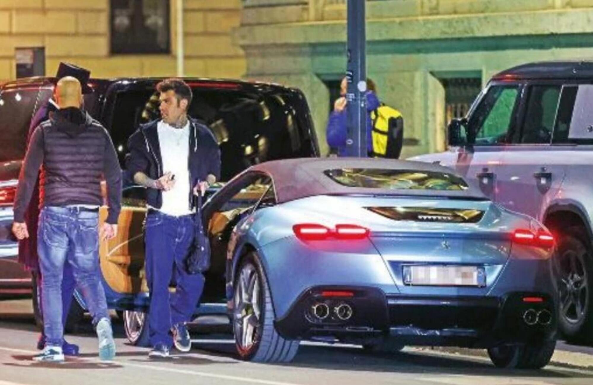Fedez e la sua Ferrari in giro per Milano