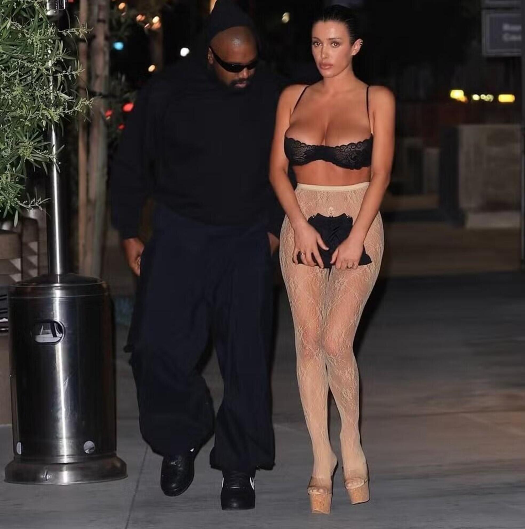 Kanye West e Bianca Censori, che indossa solo collant trasparenti e reggiseno