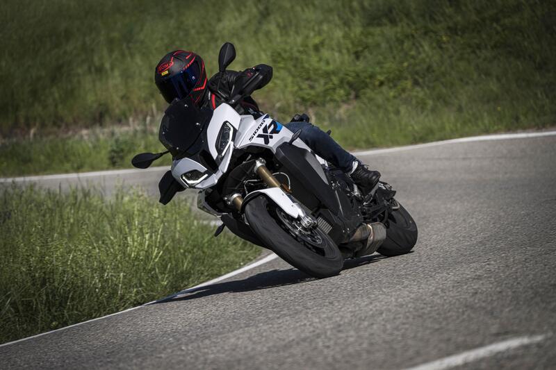 TEST BMW S1000XR 2024: caratteristiche, prestazioni, guida, prezzo [VIDEO e GALLERY]