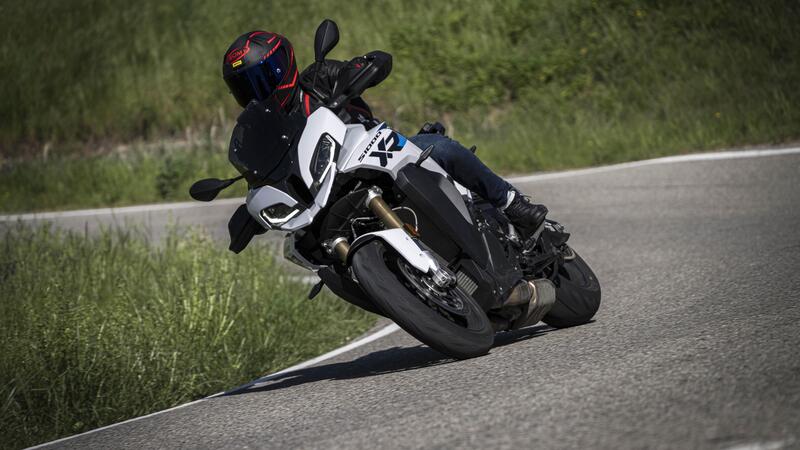 TEST BMW S1000XR 2024: caratteristiche, prestazioni, guida, prezzo [VIDEO e GALLERY]