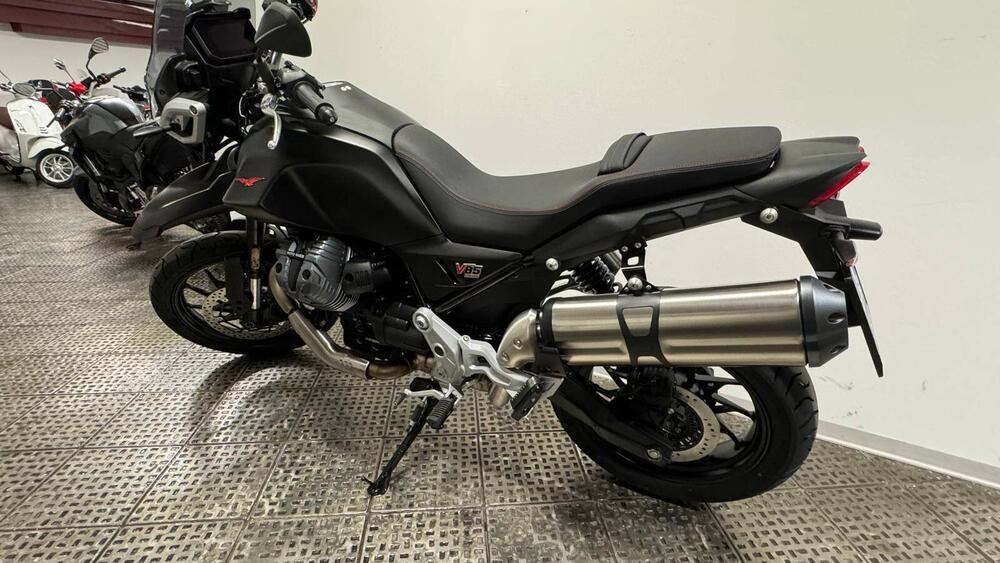 Moto Guzzi V85 Strada (2024 - 25) (2)