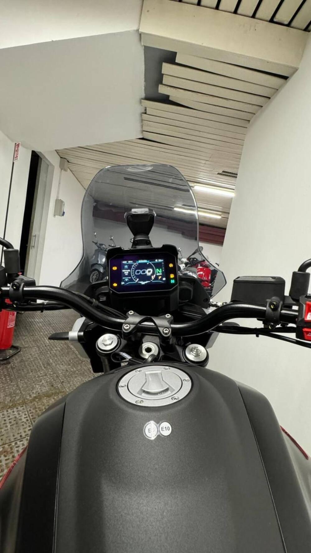 Moto Guzzi V85 Strada (2024 - 25) (6)