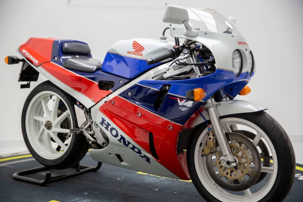 Honda VFR 750 R RC30 (3)