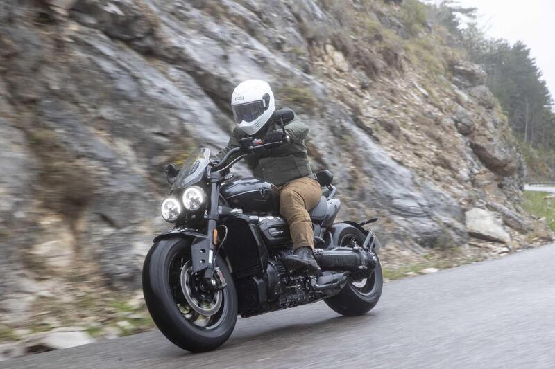 Triumph Rocket 3 Storm R e Storm GT: il TEST del mostro dal cuore grande