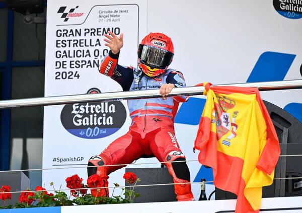 Ecco perch&eacute; Marc Marquez a Jerez balla come un dio sul podio e (quasi) limona con un uomo anche se ha perso