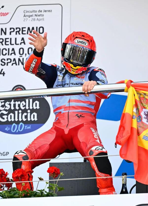 Ecco perch&eacute; Marc Marquez a Jerez balla come un dio sul podio e (quasi) limona con un uomo anche se ha perso