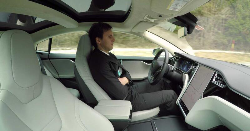 Tesla, l&#039;Autopilot di nuovo sotto indagine: i rimedi non bastano, e il Robotaxi? 