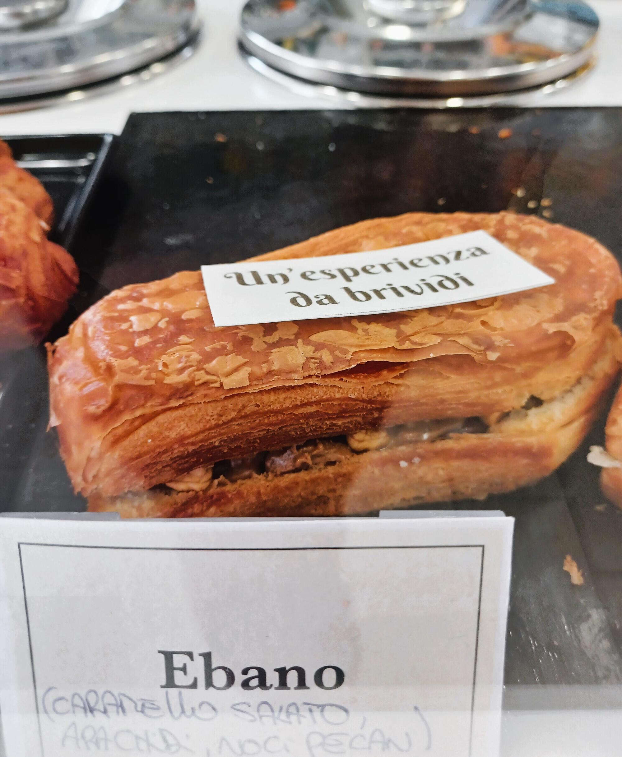 La vetrina dei croissant con un impasto di &ldquo;legno&rdquo; di ebano e lo slogan &ldquo;Un&rsquo;esperienza da brividi&rdquo;