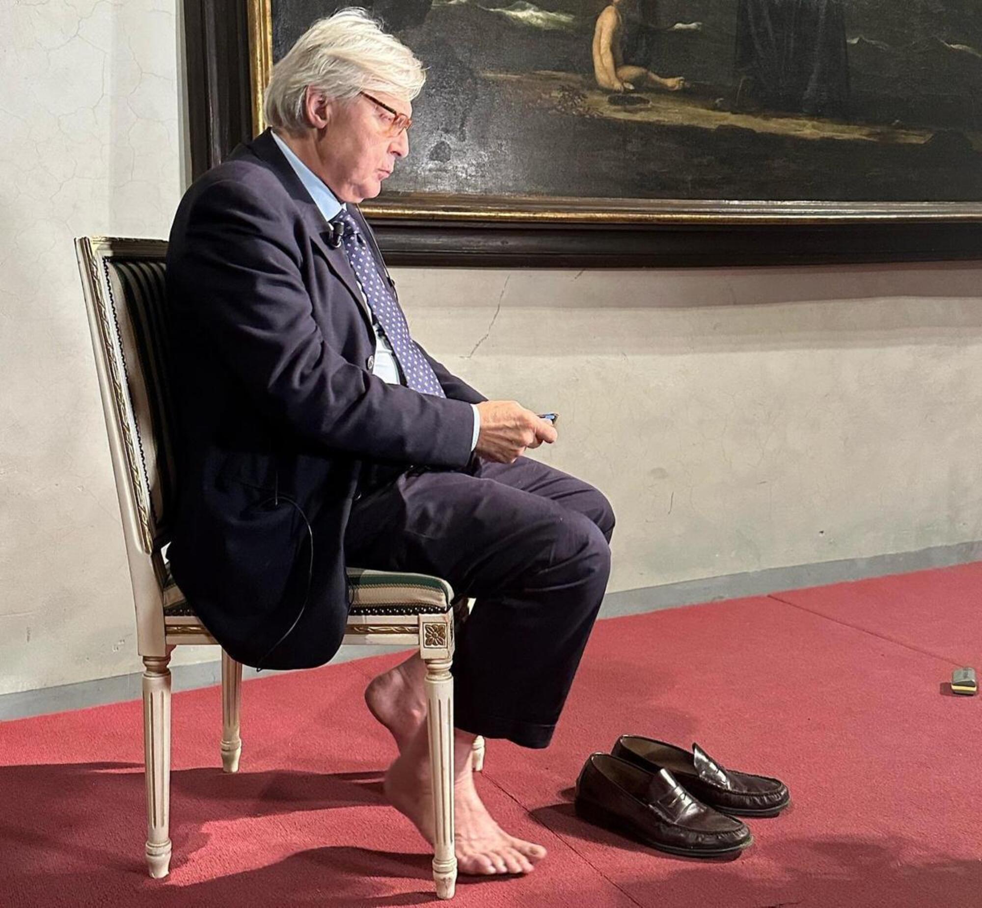 Vittorio Sgarbi e i suoi quotatissimi piedi