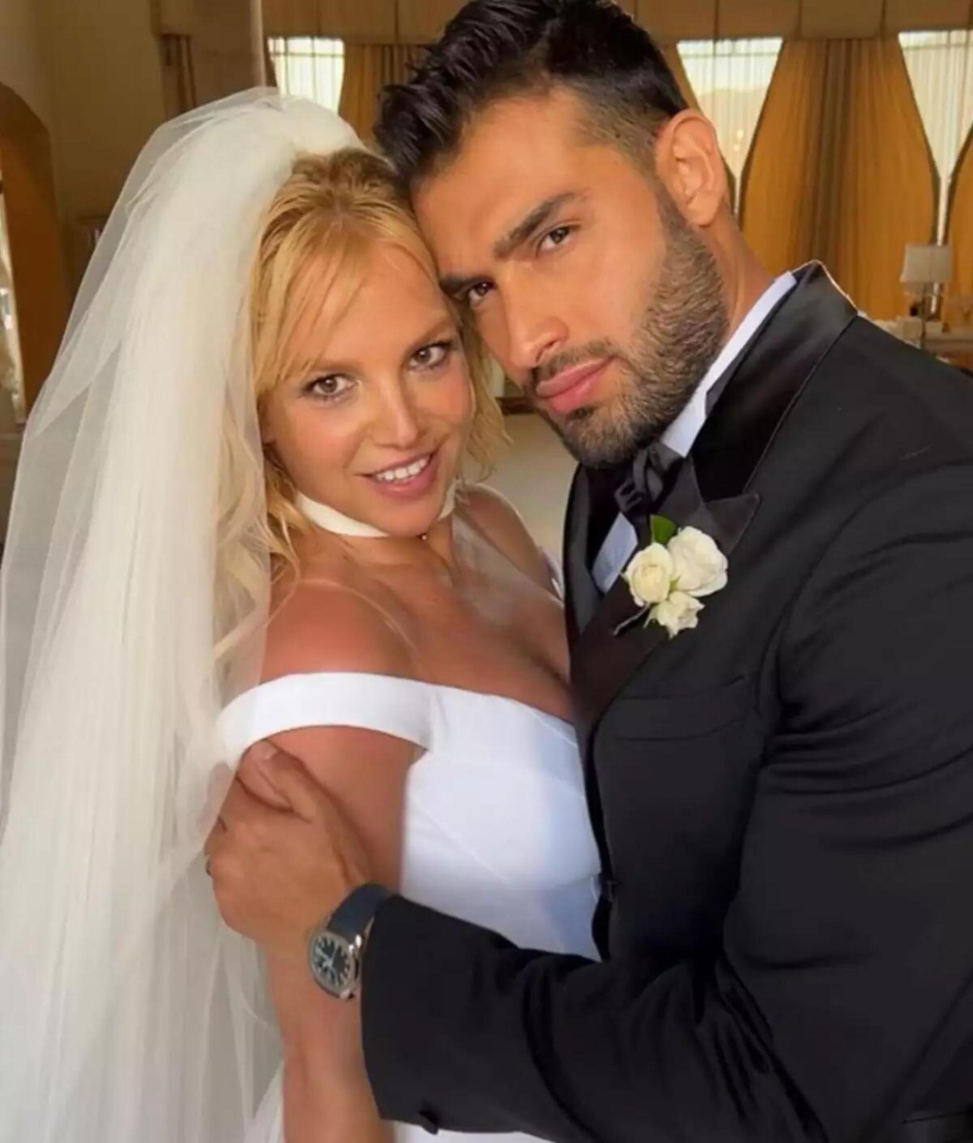 Britney con l&#039;ormai ex marito Sam Asghari nel giorno del loro matrimonio