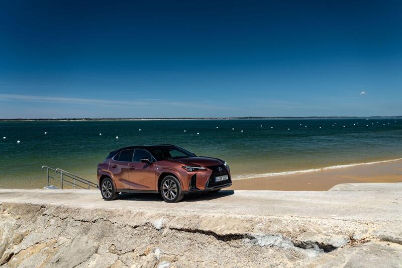 Lexus UX300h: l&#039;ibrida &egrave; pi&ugrave; potente e raffinata 