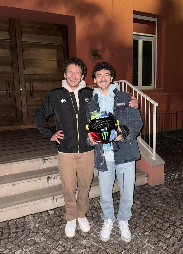 The golden boy: Pecco Bagnaia e quell&rsquo;ultimo casco di Valentino Rossi che sa tanto di eredit&agrave; al trono