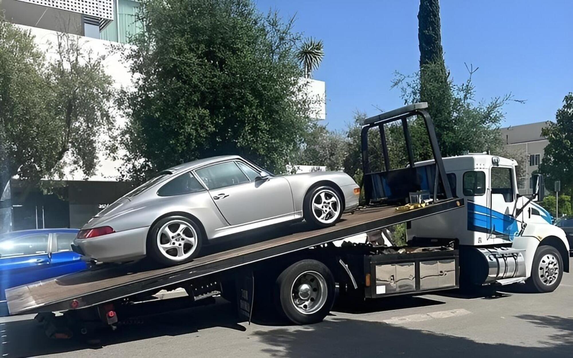 La Porsche 911 Carrera S di Bianca Censori portata via dal carroattrezzi