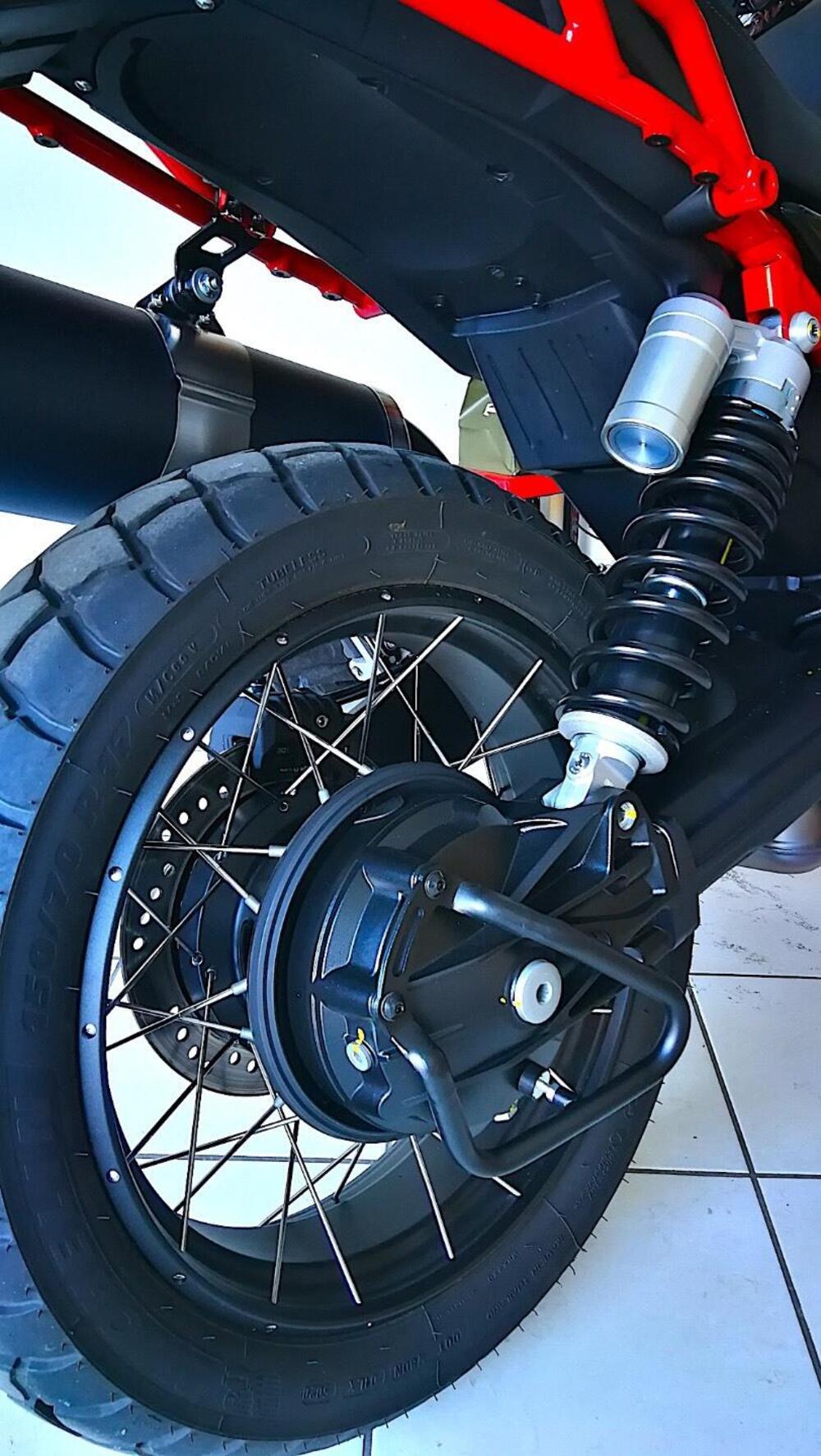 Moto Guzzi V85 TT Evocative Graphics (2021 - 23) (4)