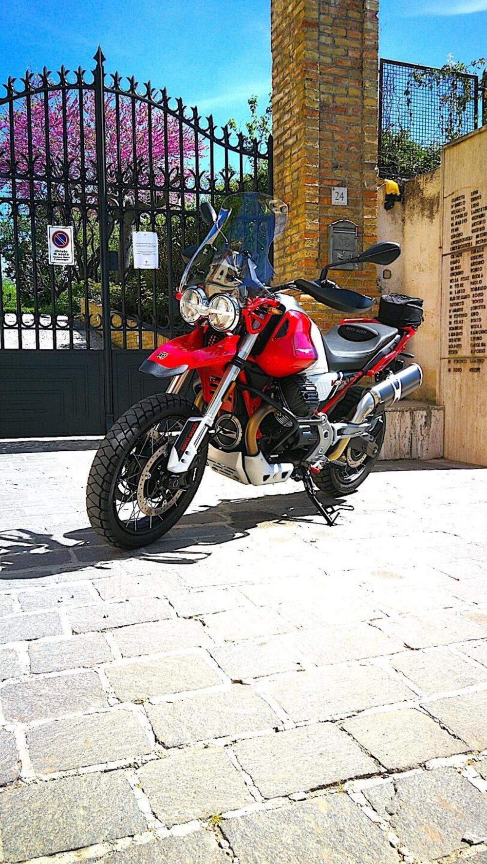 Moto Guzzi V85 TT Evocative Graphics (2021 - 23) (7)