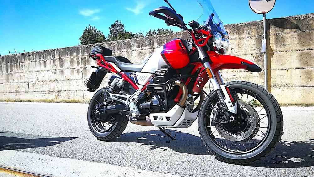 Moto Guzzi V85 TT Evocative Graphics (2021 - 23) (2)