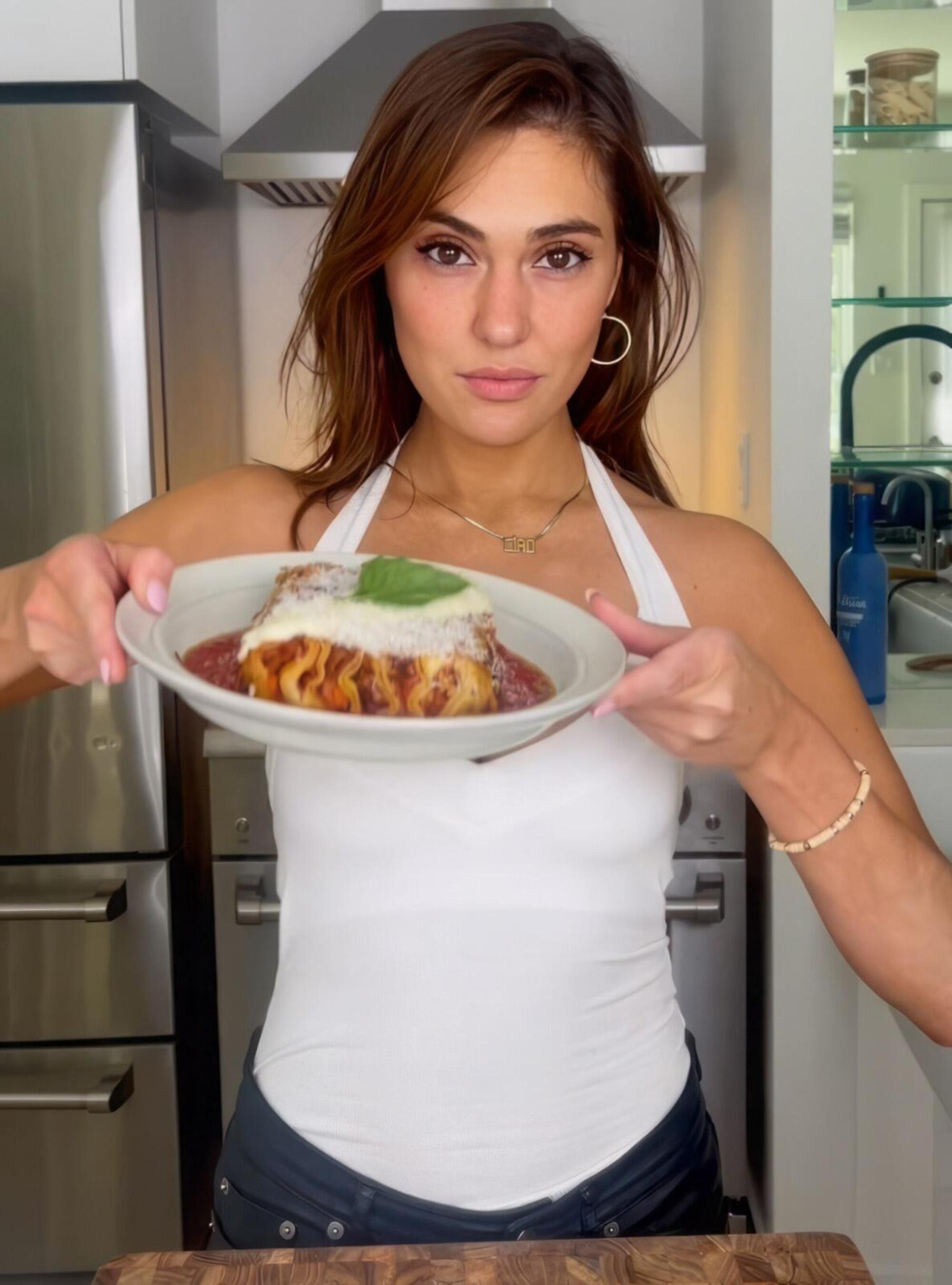 Ana Sofia Fehn mentre cucina lasagne