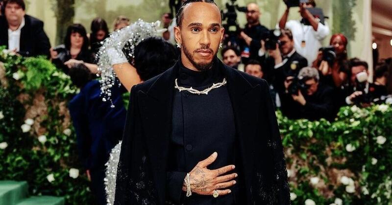 Formula 1, Lewis Hamilton presenzia al Met Gala 2024: ecco il suo look 