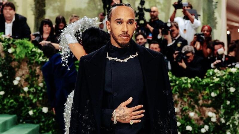 Formula 1, Lewis Hamilton presenzia al Met Gala 2024: ecco il suo look 