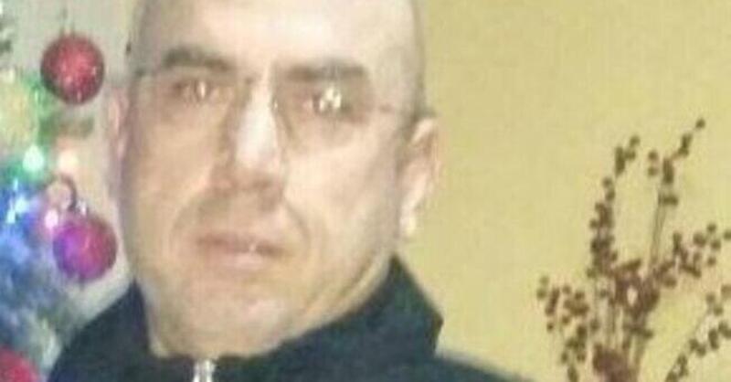 Suv pirata lo falcia mentre presta soccorso al figlio rimasto senza benzina