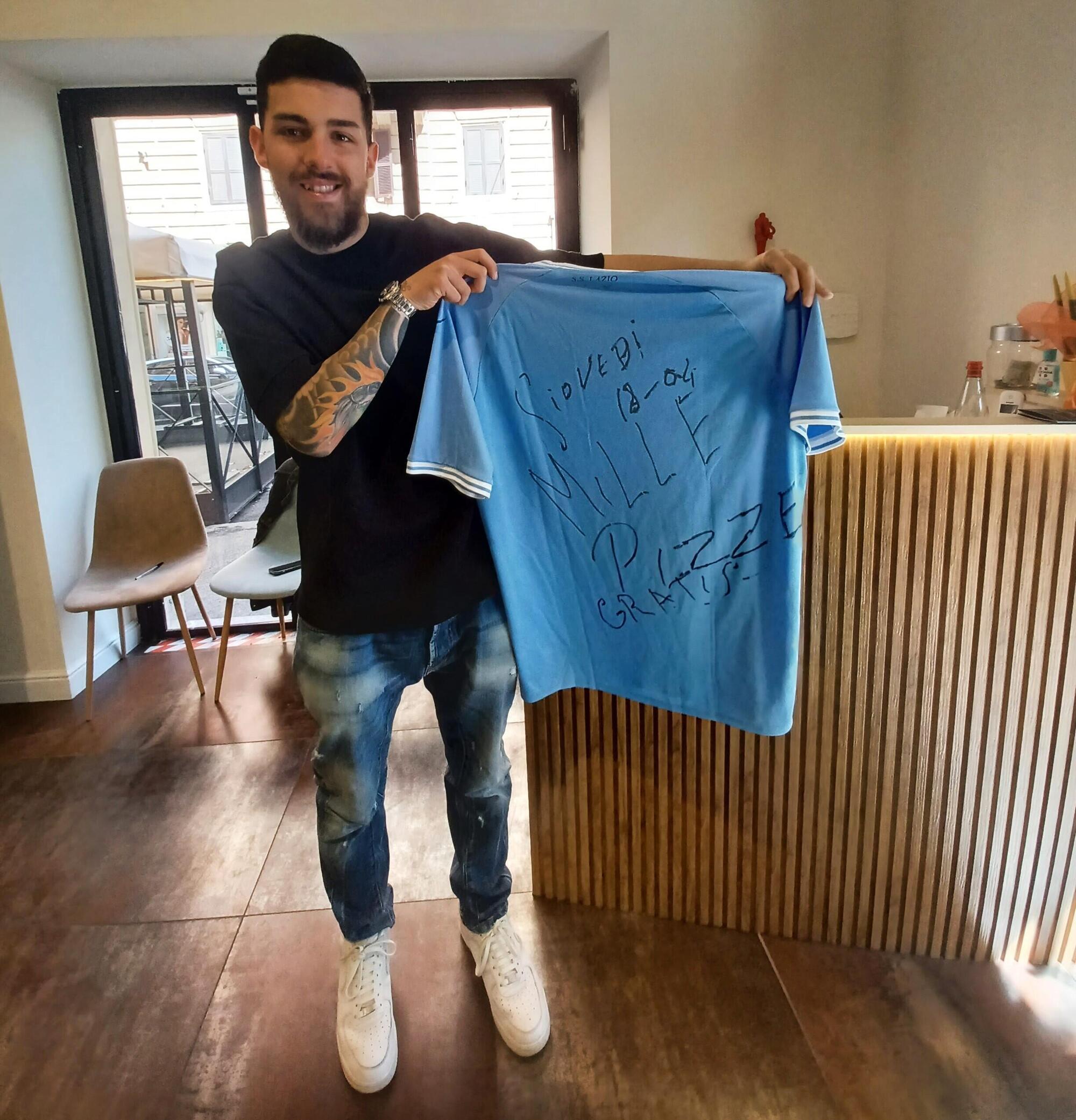 La maglia della Lazio sventolata nella pizzeria di Vincenzo Capuano