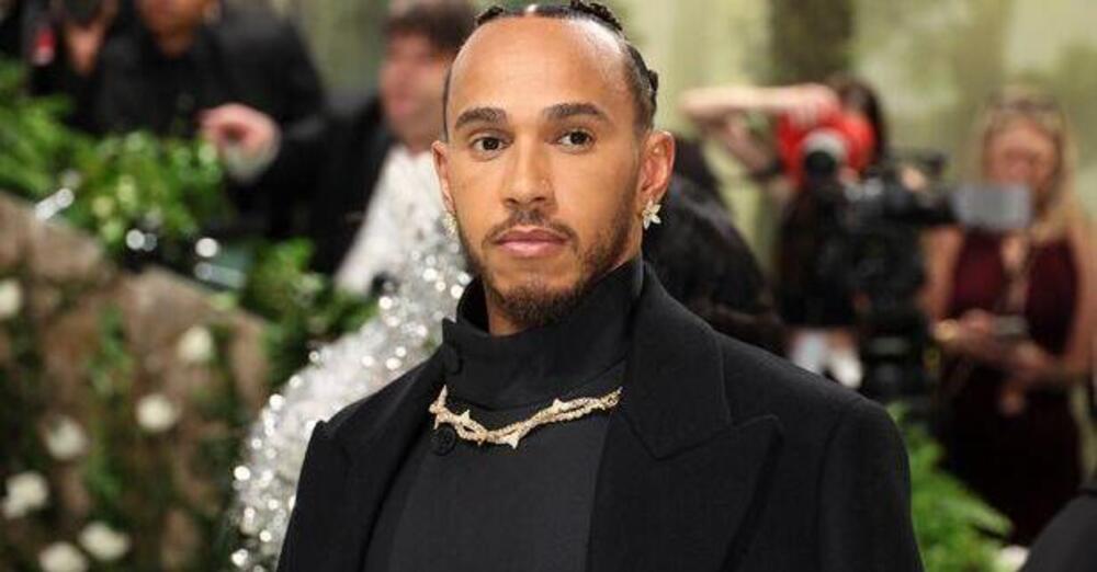 Lewis Hamilton, show al Met Gala 2024: quanto valgono i gioielli indossati a New York 