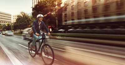 Al lavoro in bici invece che in auto: lo fareste per soldi?