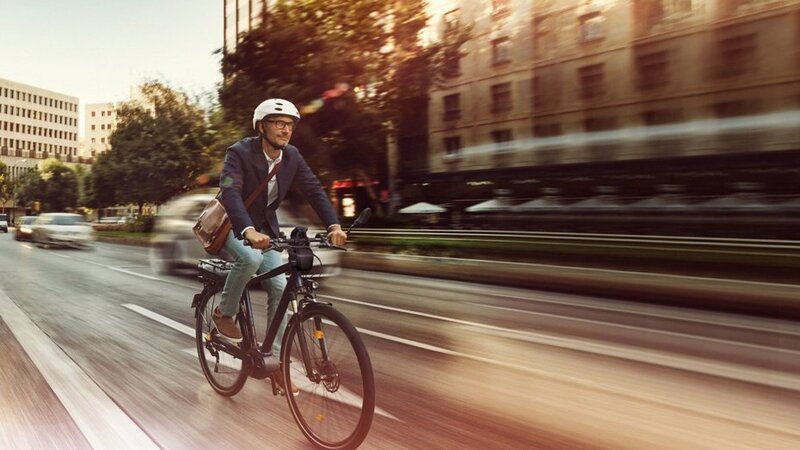 Al lavoro in bici invece che in auto: lo fareste per soldi?