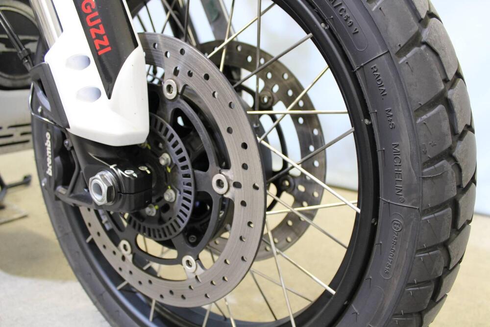 Moto Guzzi V85 TT Evocative Graphics (2021 - 23) (7)