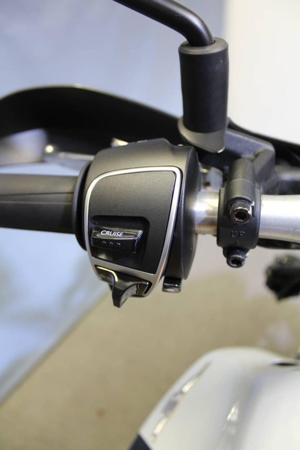 Moto Guzzi V85 TT Evocative Graphics (2021 - 23) (10)