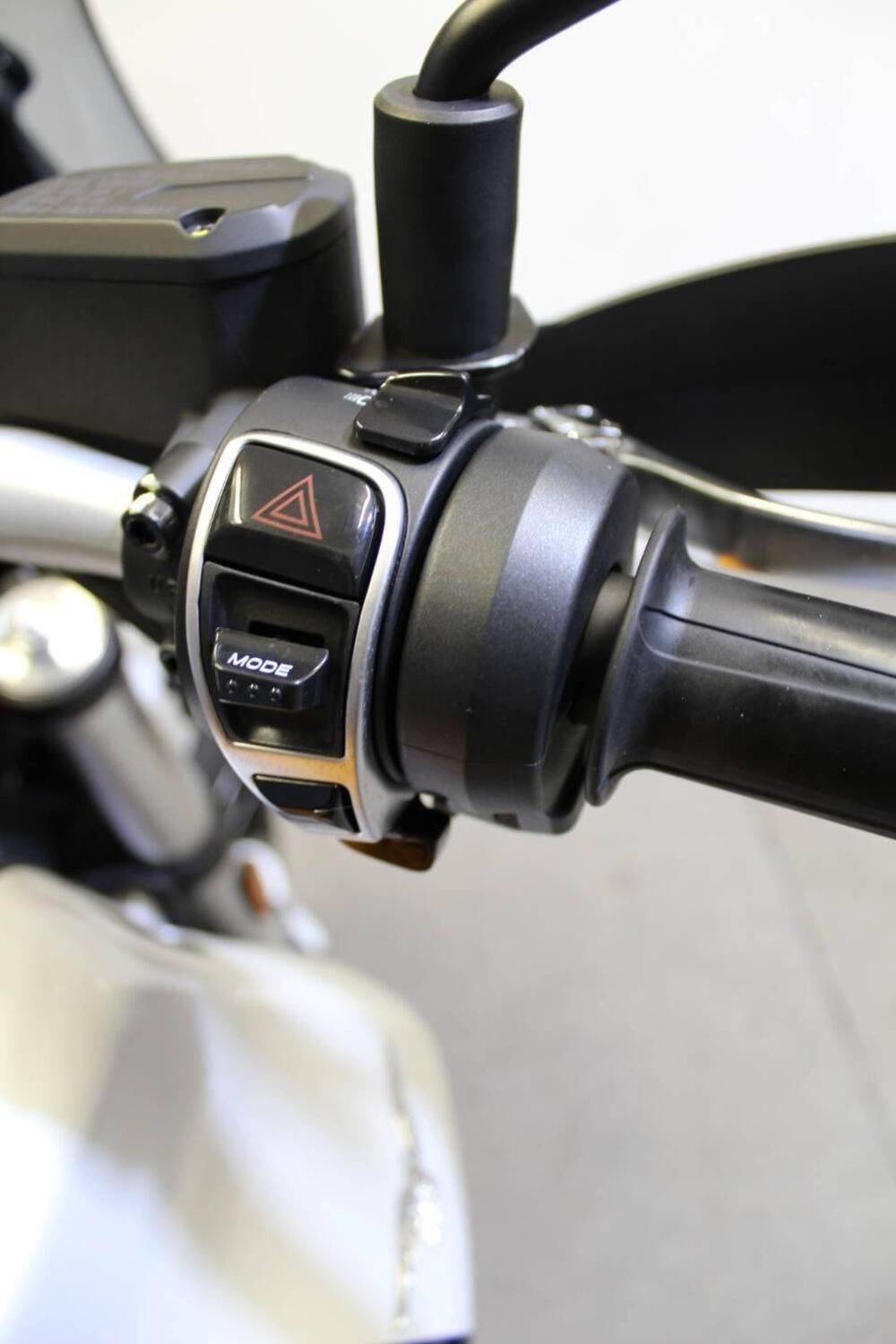 Moto Guzzi V85 TT Evocative Graphics (2021 - 23) (11)