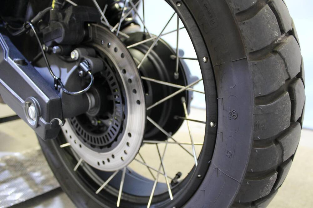 Moto Guzzi V85 TT Evocative Graphics (2021 - 23) (15)