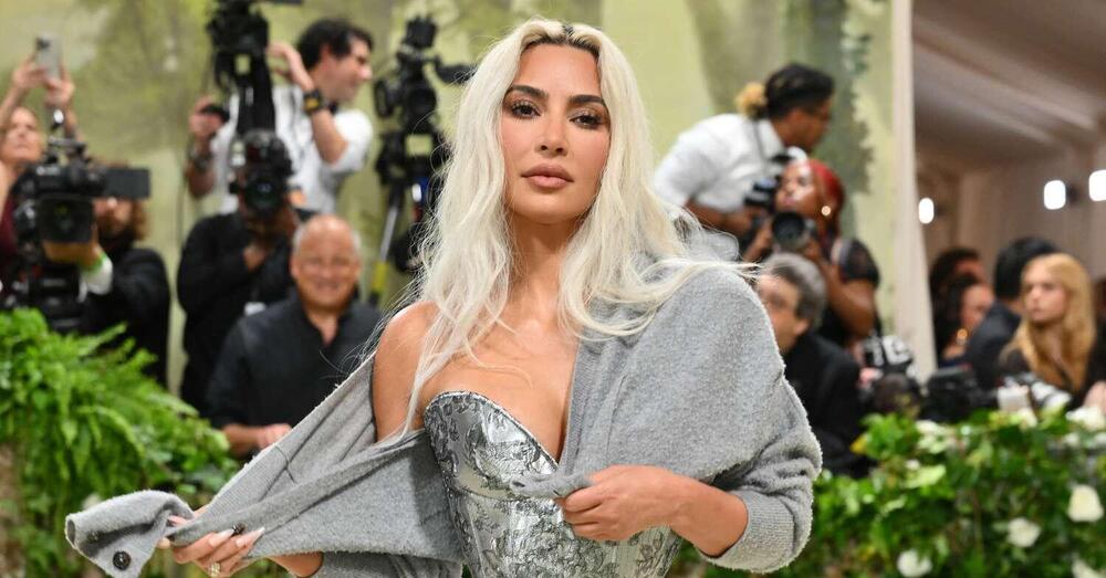 Kim Kardashian, &ldquo;costole rimosse&rdquo;, &ldquo;mani rifatte&rdquo;: le ultime teorie sulla chirurgia plastica dell&#039;ex moglie di Kanye West. Che continua a copiare Bianca Censori?