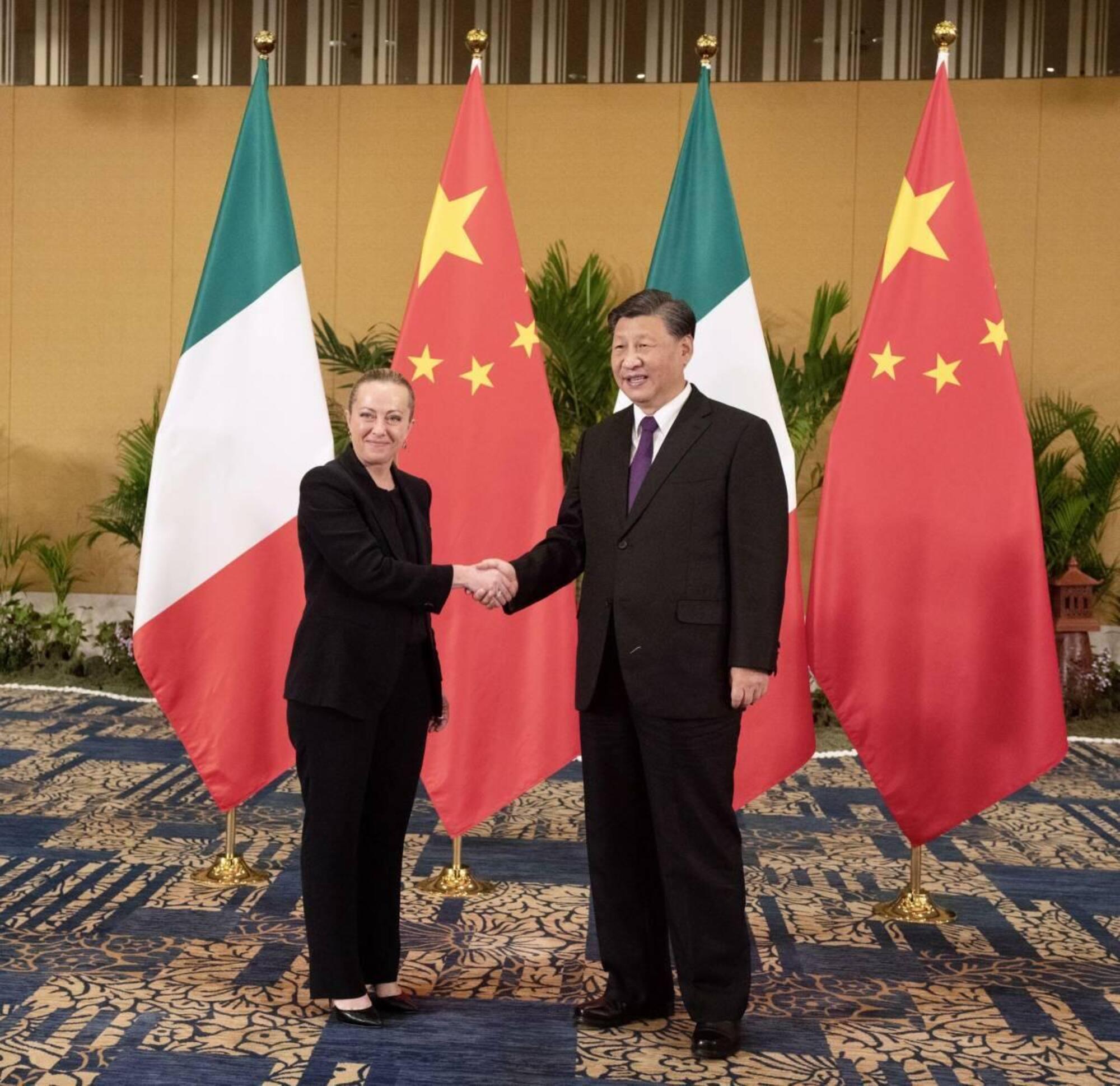 Giorgia Meloni stringe la mano a Xi Jinping