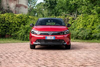 Opel Corsa 2024: la prova su strada della versione ibrida col cambio elettrico "magico"