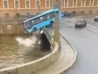 Perde il controllo dell'autobus e finisce male a San Pietroburgo
