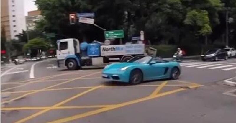 Porsche Boxster, occhio ai rallentatori presi a cannone...