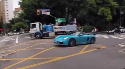 Porsche Boxster, occhio ai rallentatori presi a cannone...