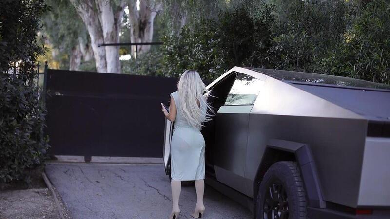 Kim Kardashian guida il Tesla Cybertruck, e il figlio di 5 anni... 