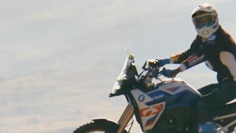 Toprak ancora funambolo, in sella a una BMW F900 GS salta una Skoda da rally [VIDEO]