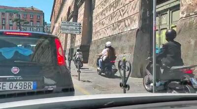 Napoli, marciapiede utilizzato come "corsia preferenziale" da scooter e motorini [VIDEO]