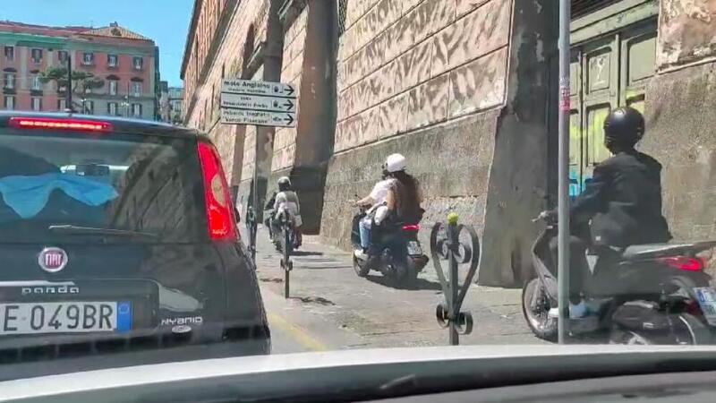 Napoli, marciapiede utilizzato come &quot;corsia preferenziale&quot; da scooter e motorini [VIDEO]