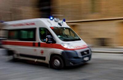 Dodicenne in sella a una minimoto viene travolto da un'auto