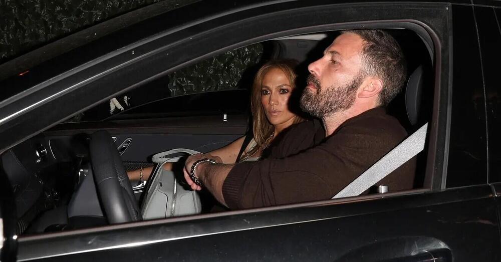 Ben Affleck, ma dove vai in auto (e nella vita) senza Jennifer Lopez? C&rsquo;&egrave; aria di separazione? Ma l&rsquo;anello...