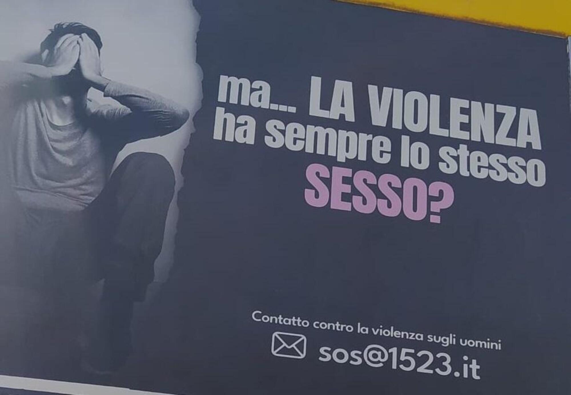 Il poster comparso a Napoli