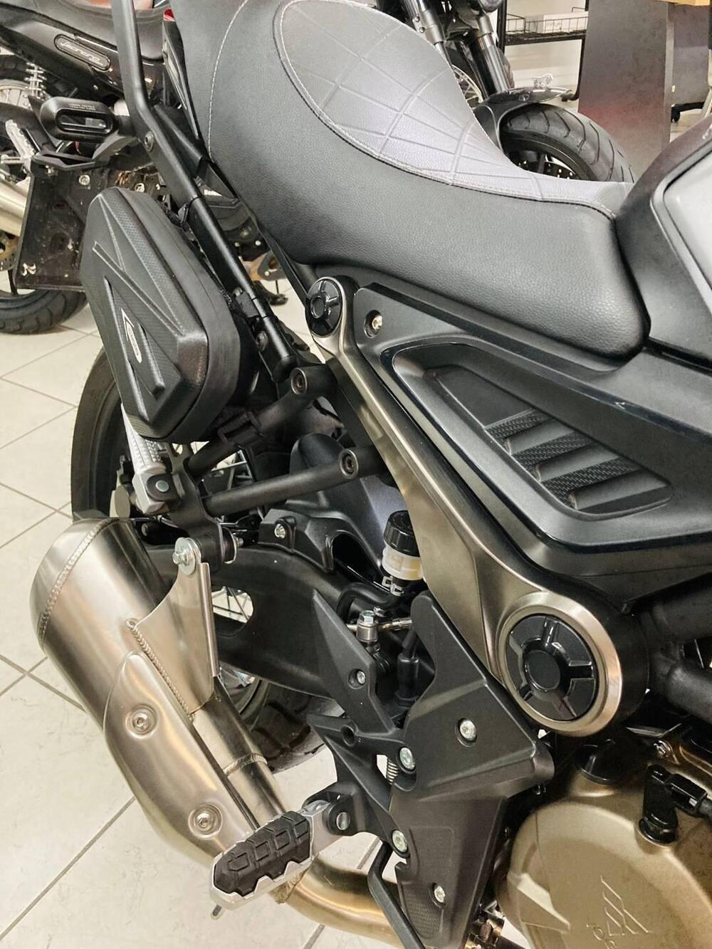 Voge Trofeo 300ACX Scrambler (2021 - 25) (6)