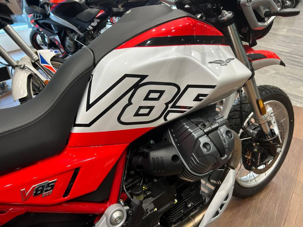Moto Guzzi V85 TT (2024 - 25) (4)