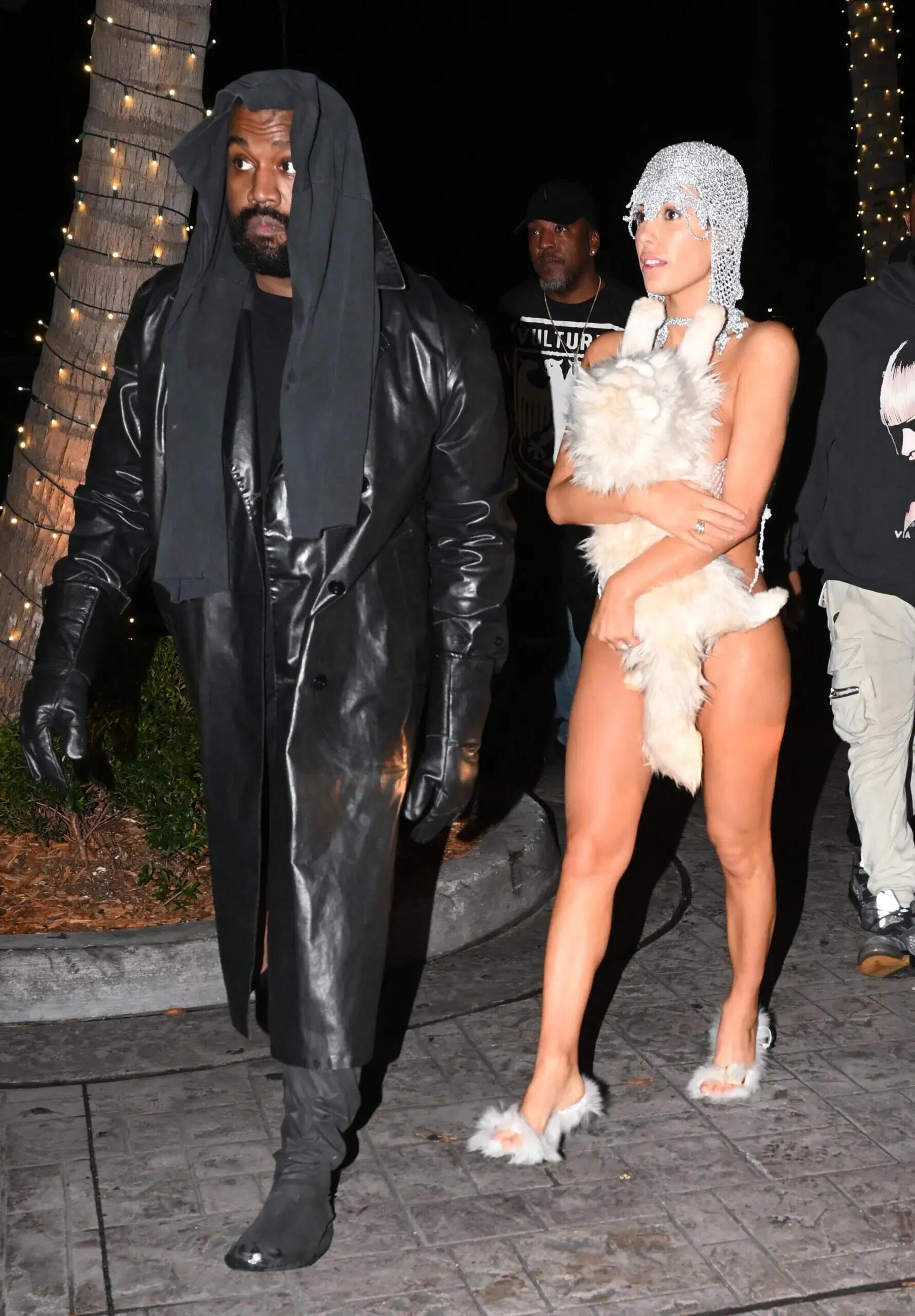 Kanye West e Bianca censori in una delle loro bizzarre apparizioni pubbliche