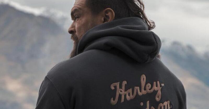 Nuovi capi si aggiungono alla &ldquo;On The Roam&rdquo; di Jason Momoa e Harley-Davidson [VIDEO]